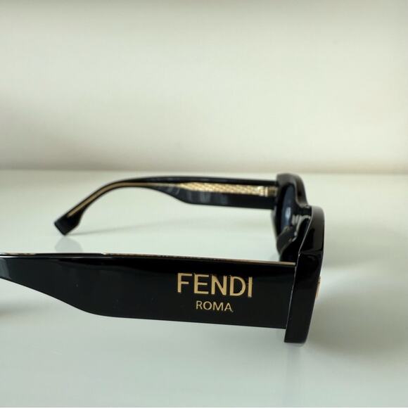 NWT!!! Fendi Sunglasses FE40125 01V Authentic Retail 380$ - Picture 4 of 8